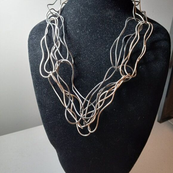 Paper clip Linked elongated sculpted statement necklace - Picture 9 of 10